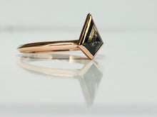 Load image into Gallery viewer, Rose Gold Salt n’ Pepper Kite Shape Diamond Ring
