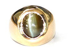 Load image into Gallery viewer, Interesting Cat&#39;s Eye Chrysoberyl Men&#39;s Ring in 14kt Yellow Gold
